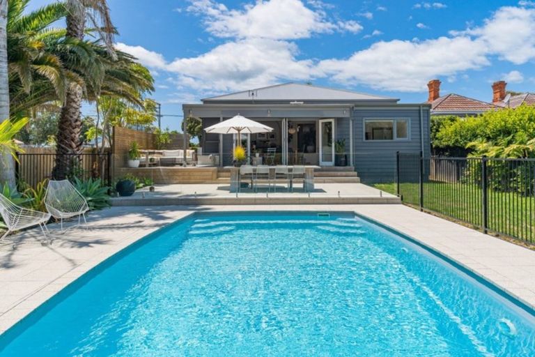 Photo of property in 131 Vauxhall Road, Narrow Neck, Auckland, 0624