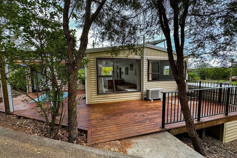 Photo of property in 71 Howard Road, Orere Point, Papakura, 2585