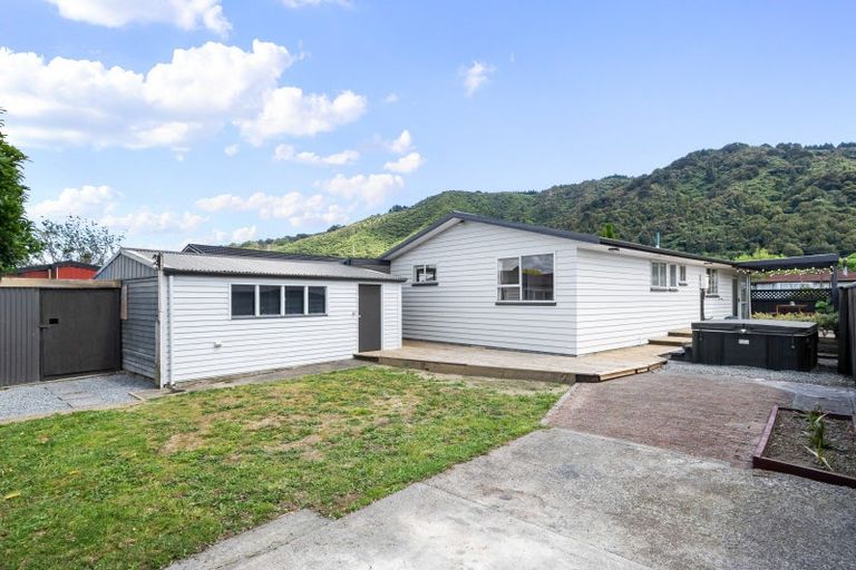 Photo of property in 4 Harvard Grove, Totara Park, Upper Hutt, 5018