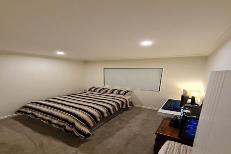 Photo of property in 13 Walter Ruddock Avenue, Kumeu, 0810