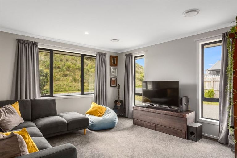 Photo of property in 25 Queen Charlotte Drive, Aotea, Porirua, 5024