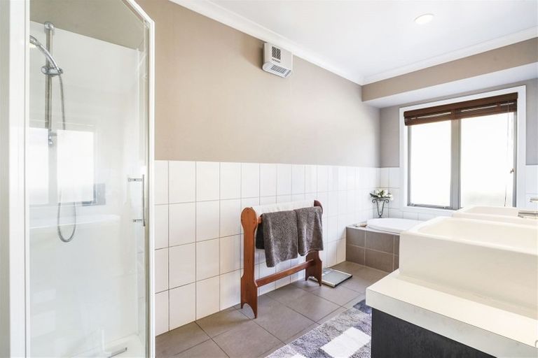 Photo of property in 2 Gibbston Close, Huntington, Hamilton, 3210