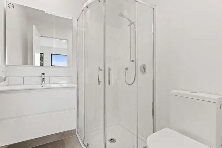 Photo of property in 27 Meg Lane, Glen Eden, 0602