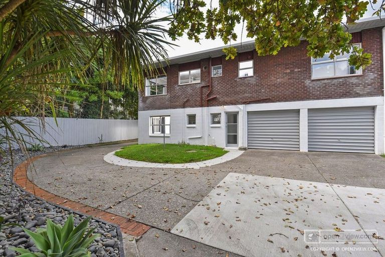 Photo of property in 2/240 Forrest Hill Road, Forrest Hill, Auckland, 0620