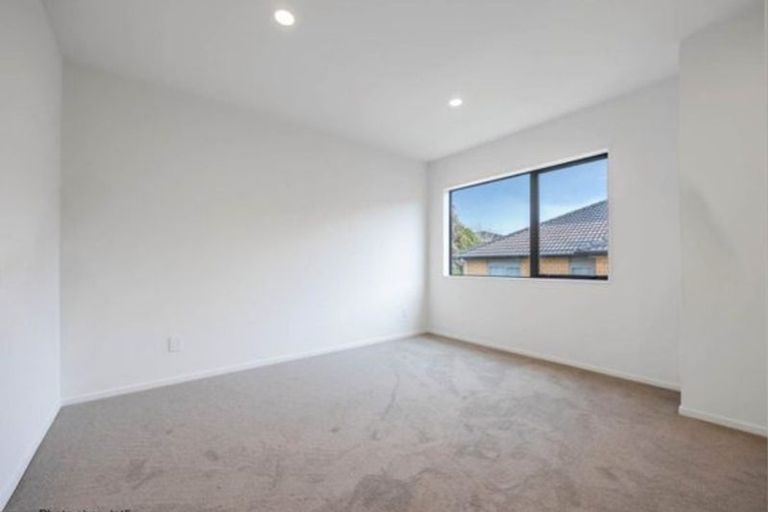 Photo of property in 6/9 Donovan Avenue, Massey, Auckland, 0614