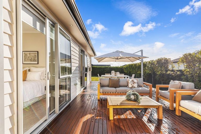 Photo of property in 14 Gilbransen Road, Kumeu, 0810