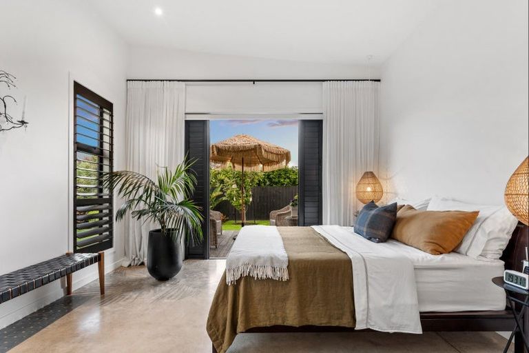 Photo of property in 72 Point Wells Road, Point Wells, 0986