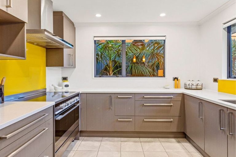 Photo of property in 21 Breenagh Place, Massey, Auckland, 0614