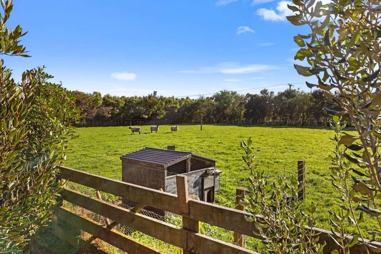 Photo of property in 468 Tararua Road, Levin, 5571