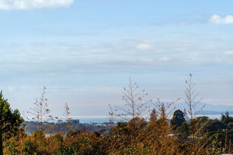 Photo of property in 295 Glenfield Road, Glenfield, Auckland, 0629