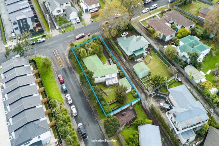 Photo of property in 23 Buscomb Avenue, Henderson, Auckland, 0610