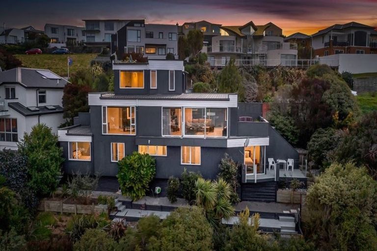 Photo of property in 18 Glendevere Terrace, Redcliffs, Christchurch, 8081
