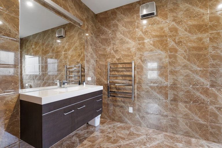 Photo of property in 12 Veale Road, Frankleigh Park, New Plymouth, 4310