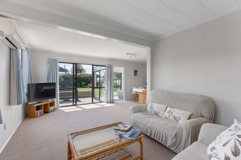 Photo of property in 13 Atua Street, Waikanae Beach, Waikanae, 5036