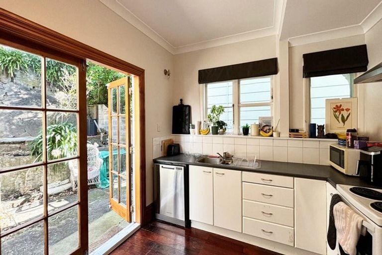 Photo of property in 4 Rixon Grove, Mount Victoria, Wellington, 6011