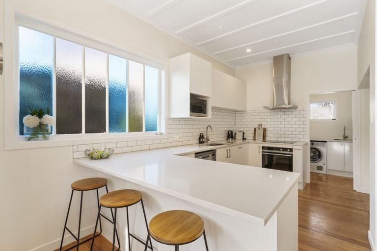 Photo of property in 2 Wernham Place, Northcote, Auckland, 0626