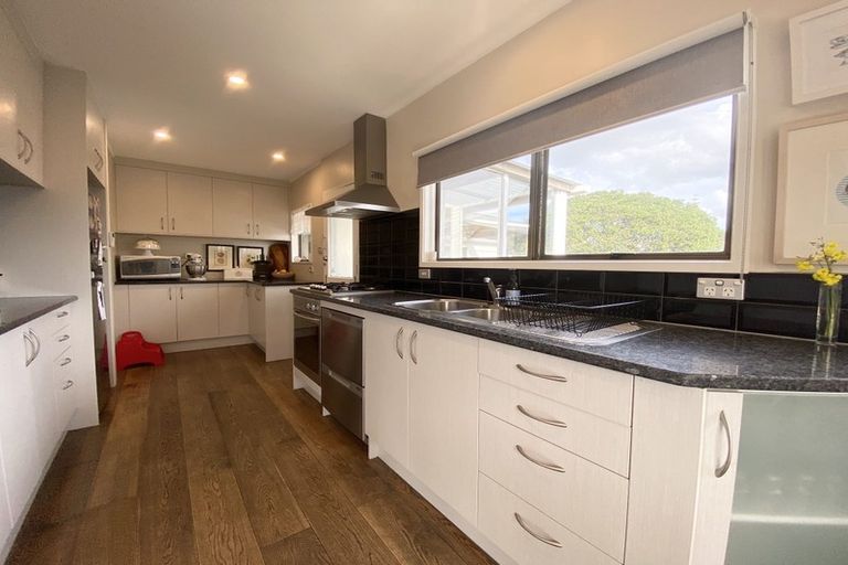 Photo of property in 9 Dalwhinnie Parade, Highland Park, Auckland, 2010