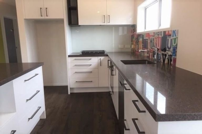 Photo of property in 8 Marina View Drive, West Harbour, Auckland, 0618