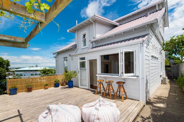 Photo of property in 18 Cobden Road, Bluff Hill, Napier, 4110