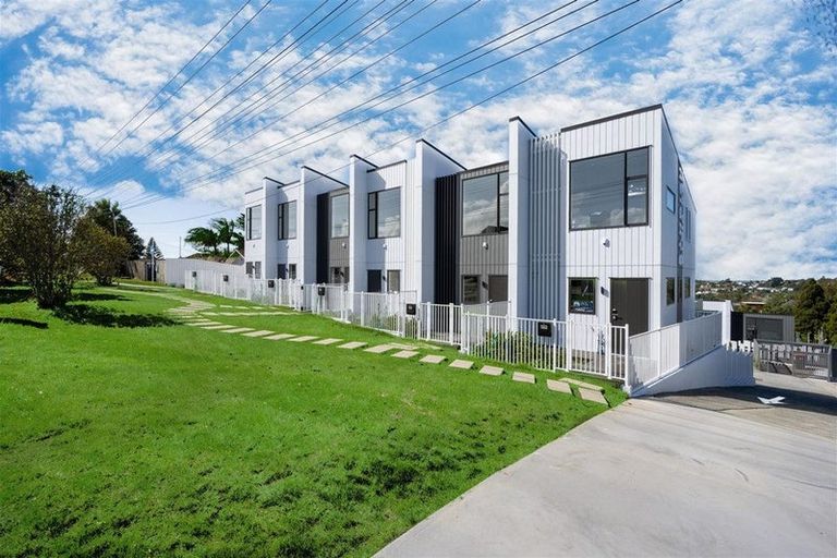 Photo of property in 1/735 East Coast Road, Browns Bay, Auckland, 0630