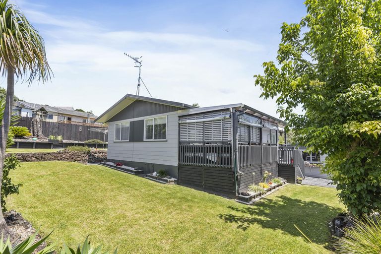 Photo of property in 61 Robbies Road, Shelly Park, Auckland, 2014