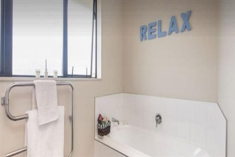 Photo of property in 4 Dryden Court, Kelvin Grove, Palmerston North, 4414