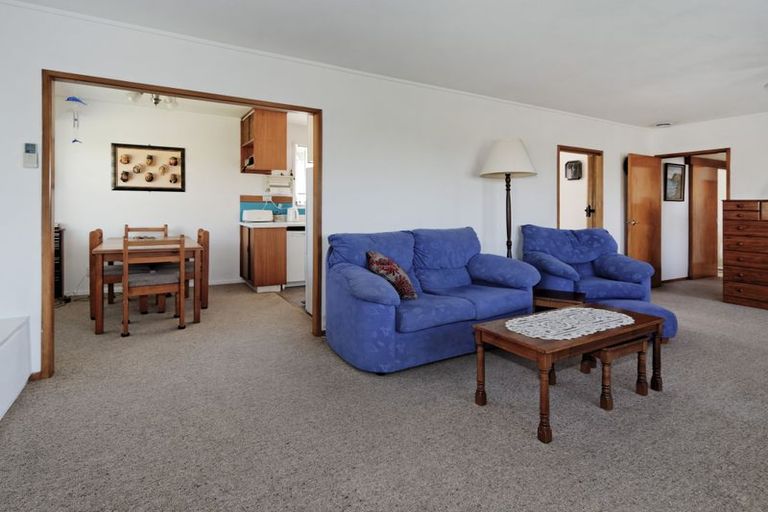 Photo of property in 9 Verena Place, Green Bay, Auckland, 0604