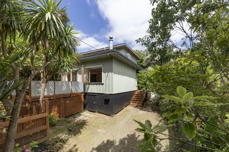 Photo of property in 33 Glenesk Road, Piha, New Lynn, 0772