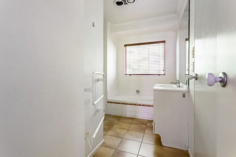 Photo of property in 2/16 Ocean View Road, Hatfields Beach, Orewa, 0931