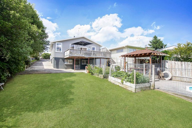 Photo of property in 87 Golf Road, New Lynn, Auckland, 0600