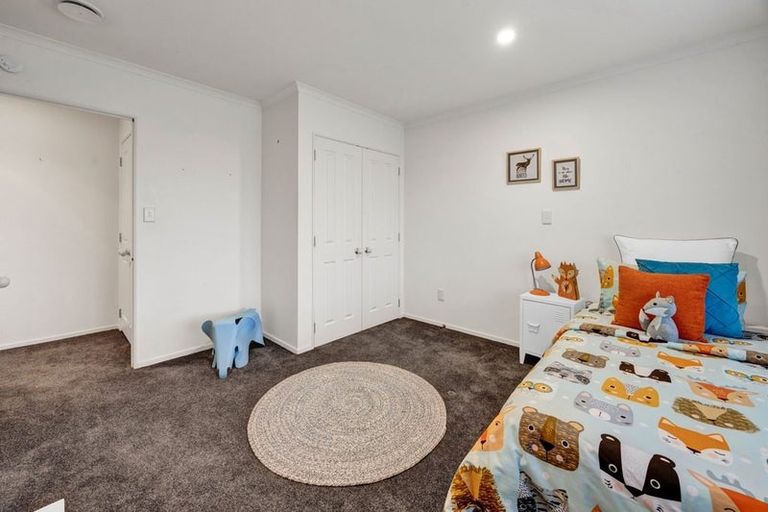 Photo of property in 18 Kinross Drive, Merrilands, New Plymouth, 4312