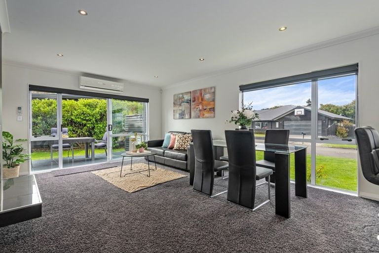 Photo of property in 4 D'urville Place, Kelvin Grove, Palmerston North, 4414