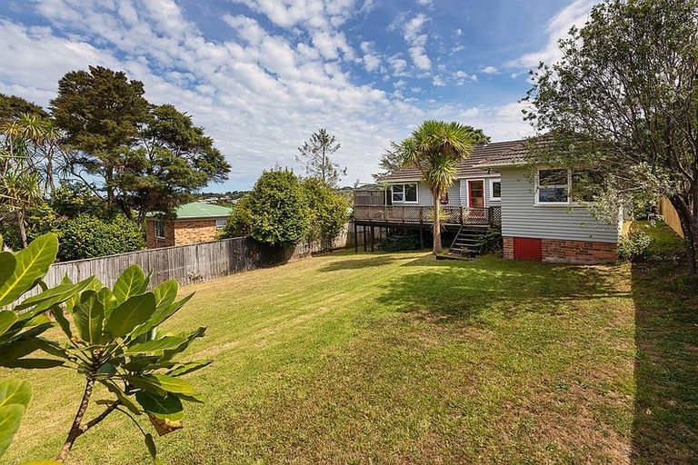 Photo of property in 32 Taupo Street, Green Bay, Auckland, 0604