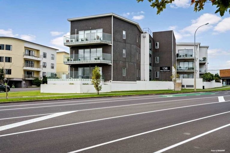 Photo of property in 2f/136 Stancombe Road, Flat Bush, Auckland, 2016