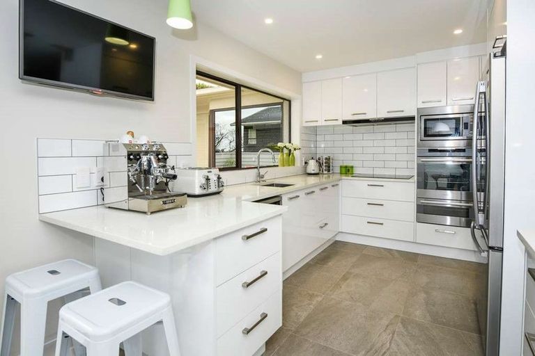 Photo of property in 72 Highland Park Drive, Highland Park, Auckland, 2010