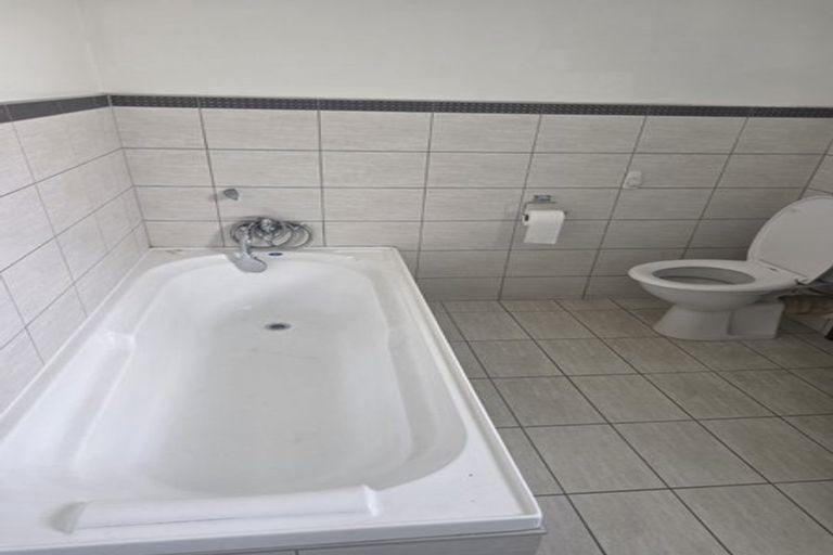 Photo of property in 20 Harrington Road, Henderson, Auckland, 0610