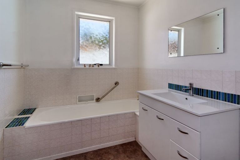 Photo of property in 9 Verena Place, Green Bay, Auckland, 0604