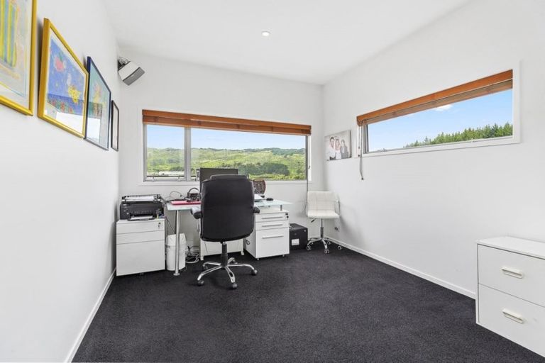 Photo of property in 5 Linacre Way, Tawa, Wellington, 5028