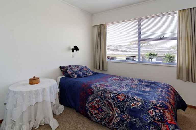 Photo of property in 9 Verena Place, Green Bay, Auckland, 0604
