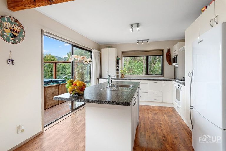 Photo of property in 242 Forest Hill Road, Waiatarua, Auckland, 0612