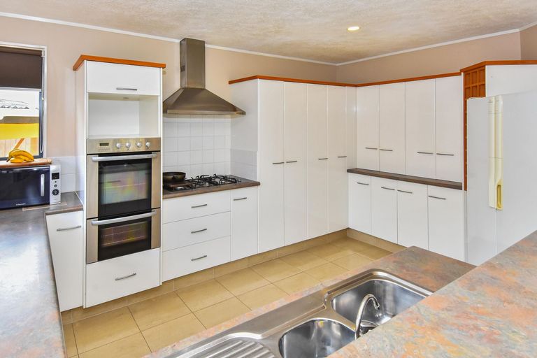 Photo of property in 16 Eloise Place, Clendon Park, Auckland, 2103