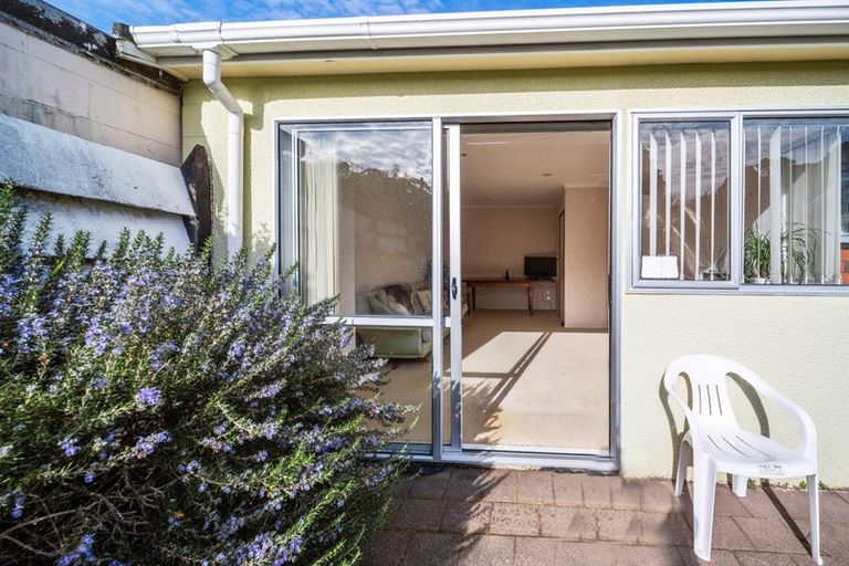 Photo of property in 8 Spencer Place, Merrilands, New Plymouth, 4312