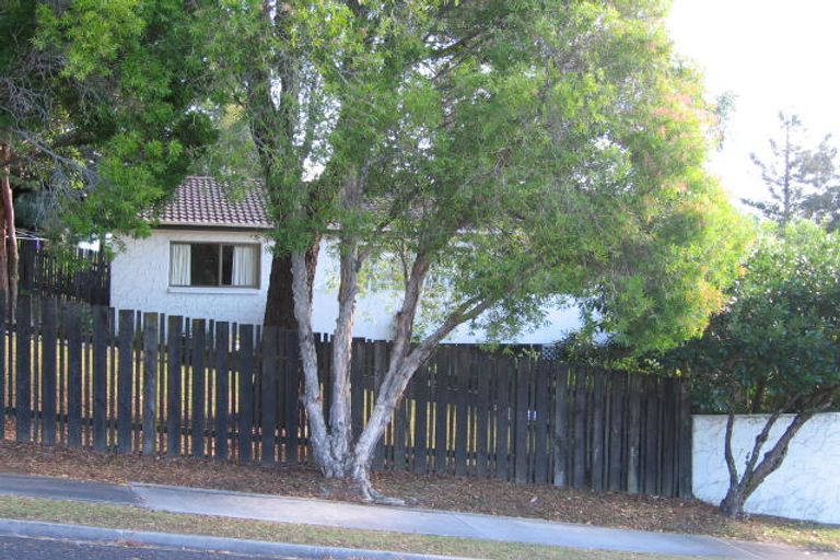 Photo of property in 2 Hollyhock Place, Browns Bay, Auckland, 0630