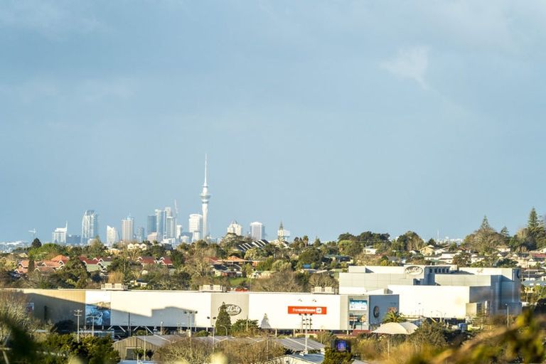 Photo of property in 81 Spence Road, Henderson, Auckland, 0612