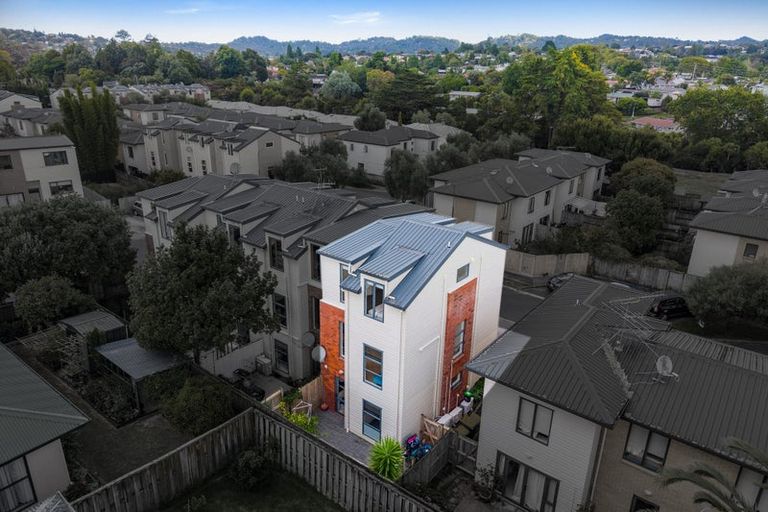 Photo of property in 7 Barnea Circle, Glen Eden, Auckland, 0602