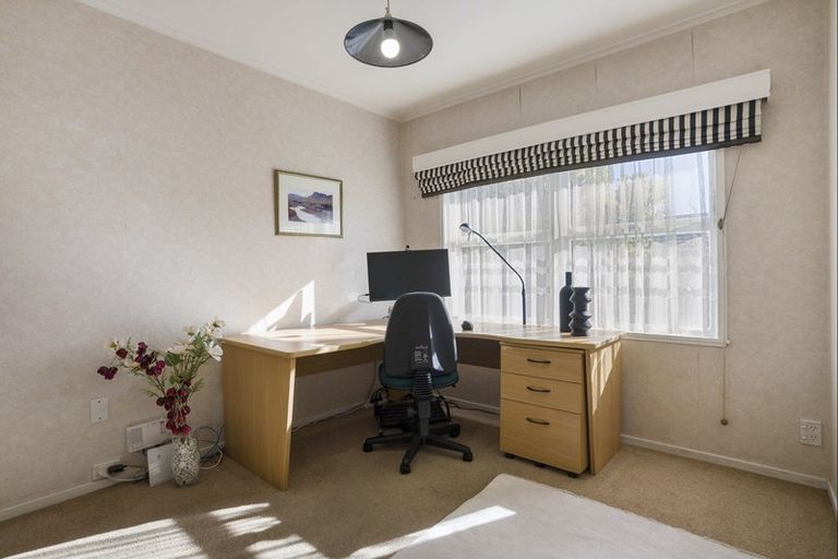 Photo of property in 6 Regal Place, Forrest Hill, Auckland, 0620