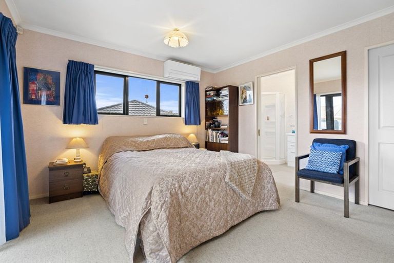 Photo of property in 17 Greenwood Place, Fitzherbert, Palmerston North, 4410