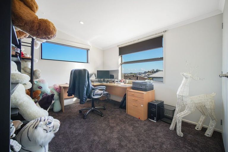 Photo of property in 13 Lambir Place, Fairview Heights, Auckland, 0632