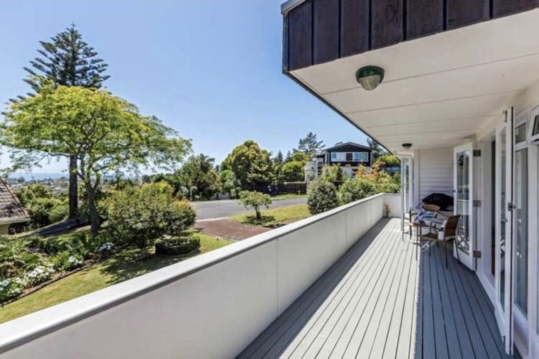 Photo of property in 2 Pine Hill Crescent, Browns Bay, Auckland, 0630