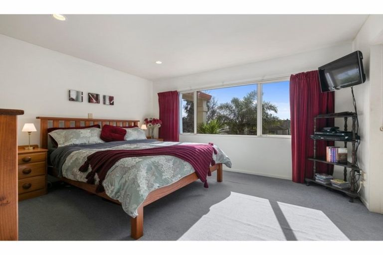 Photo of property in 22 Margaret Henry Crescent, Oteha, Auckland, 0632